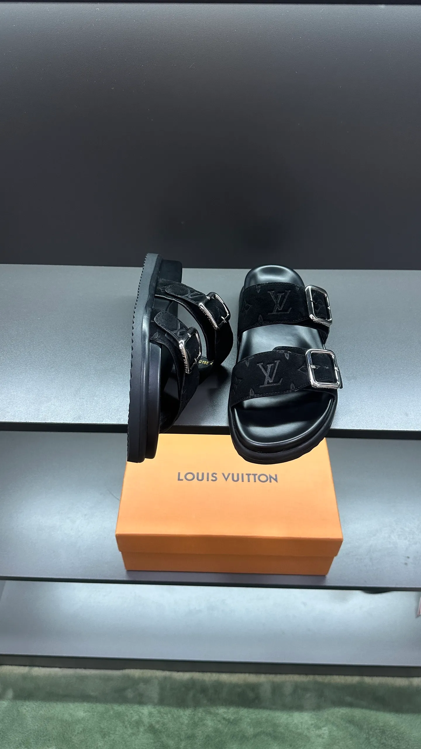 P340 🔍LV Men's Spring and Summer Slippers Counter Synchronization. The uppers are imported cowhide fabrics from Italy, with logo graphics and high-quality craftsmanship. Soles: original soles specially provided by the original factory. Exclusive movable molded soles are super comfortable. Original factory follow-up orders. 🔍🔍High quality. You can enter and leave the counter at will. Welcome to compare. Code number 38-45 No. 058